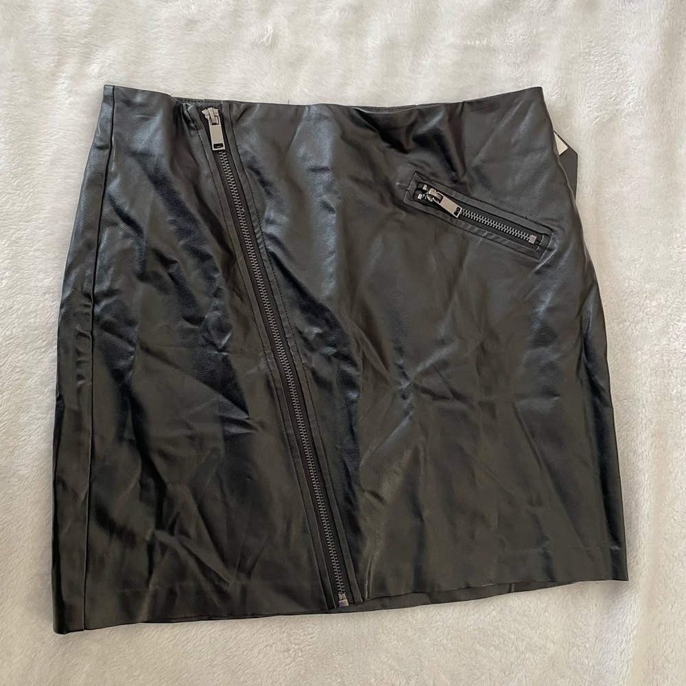 Black pleather Zipper Detail Skirt